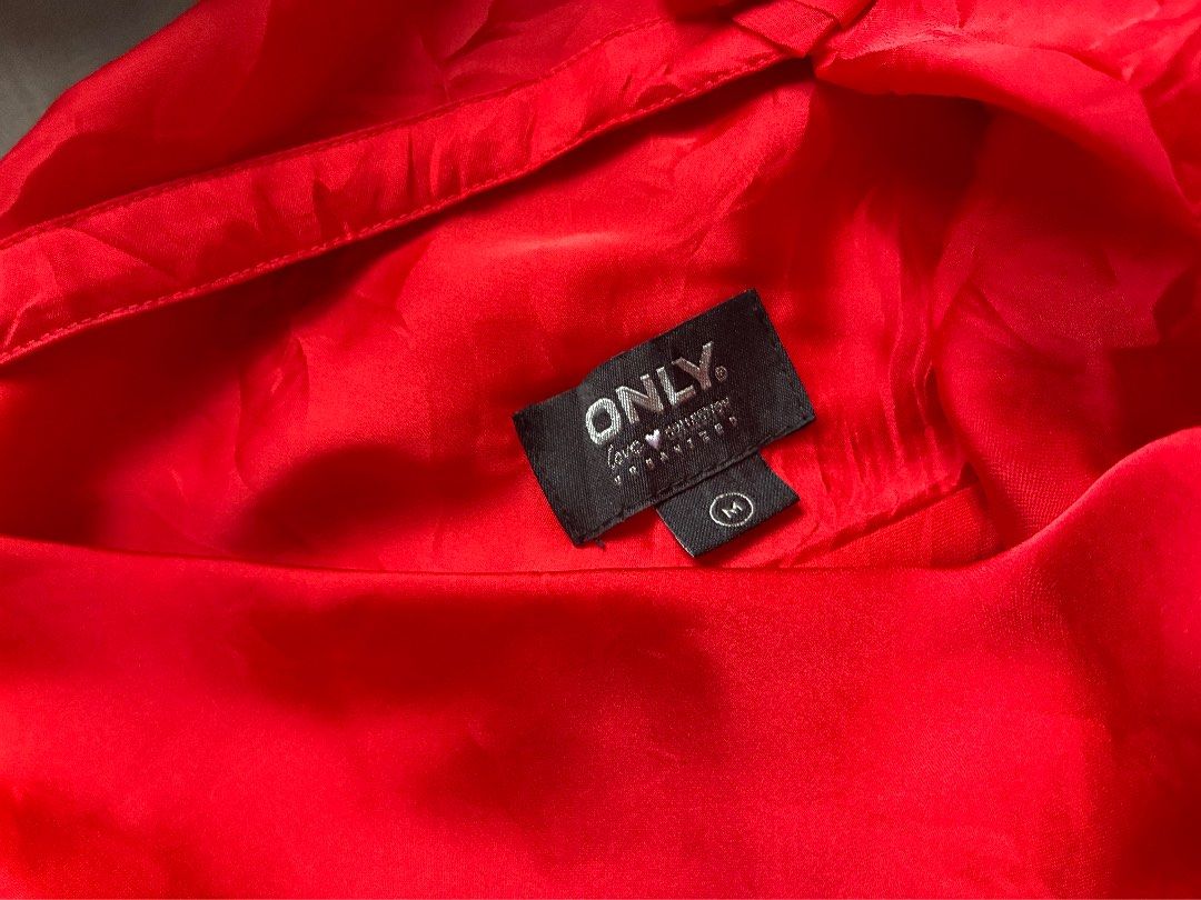 RED DRESS (Category: Dresses) located in Malabon City. Submitted by jenny11529 (Listing ID 1467056006, Image 3). Description: - satin silk - size S-M - double lining - super nice! no issue. perfect for events .