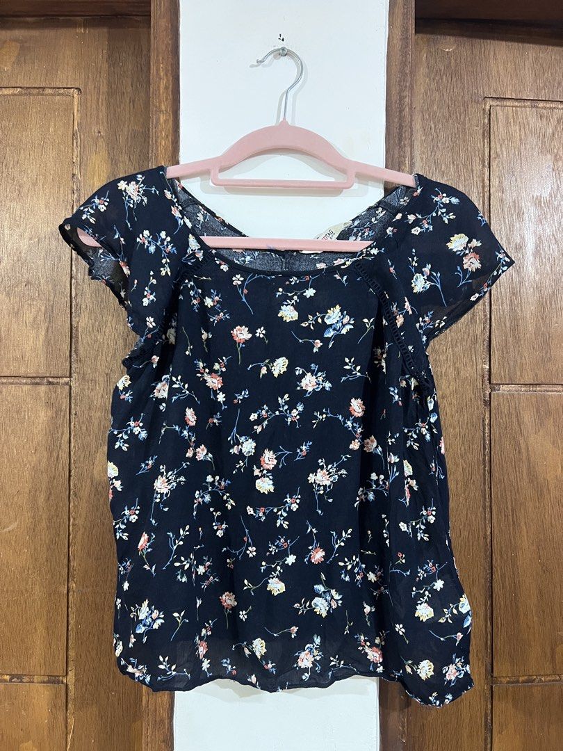 Red Tag Floral Top TEENS (Category: Blouses) located in Bacoor. Submitted by pktd10 (Listing ID 1466973217, Image 1). Description: .