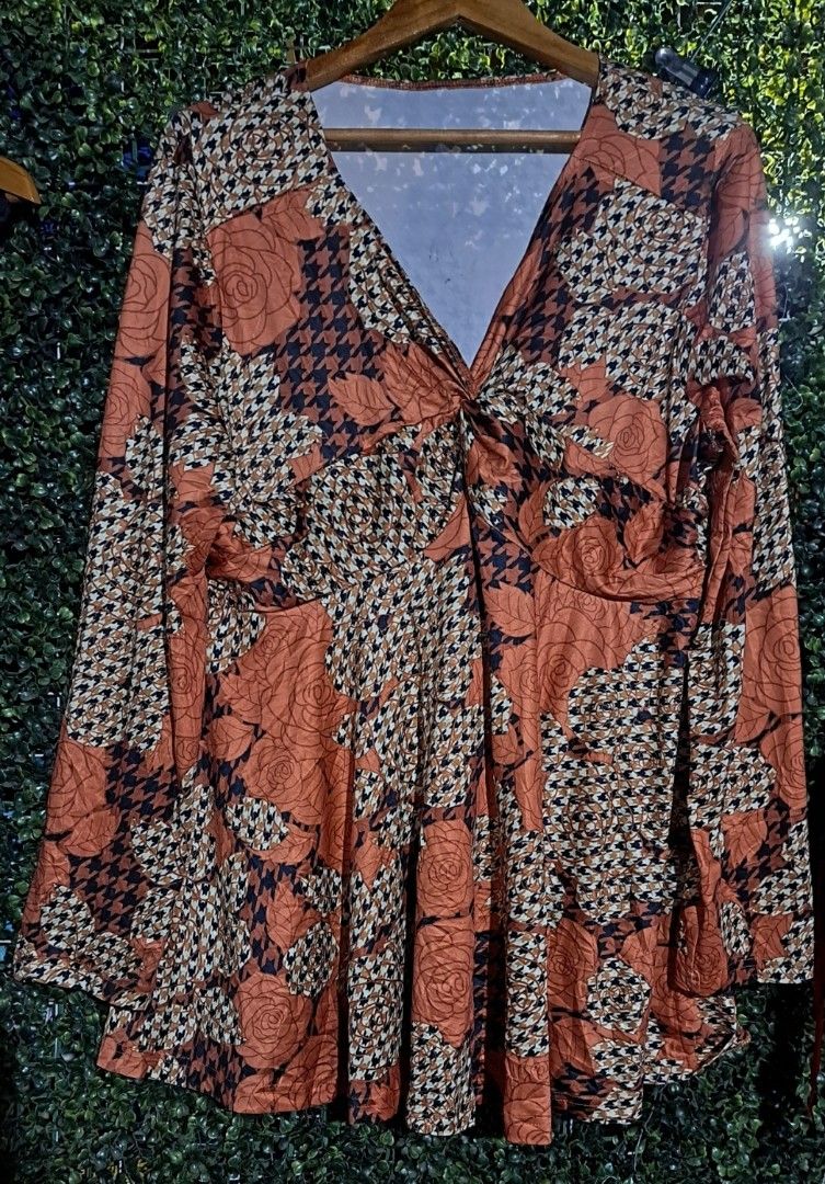 Retro Long sleeve mini dress (Category: Longsleeves) located in Batangas. Submitted by yanaspreloved1 (Listing ID 1466976688, Image 1). Description: mini dress pero pwd mo partneran ng leggings or bell cut pants.