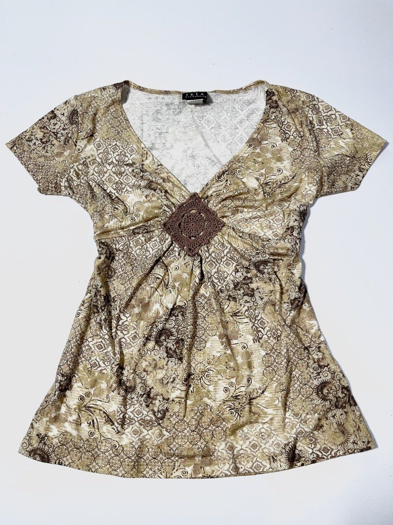 Retro Top (Category: Blouses) located in Manila. Submitted by kerlythreads (Listing ID 1467138299, Image 1). Description: medium no issue .
