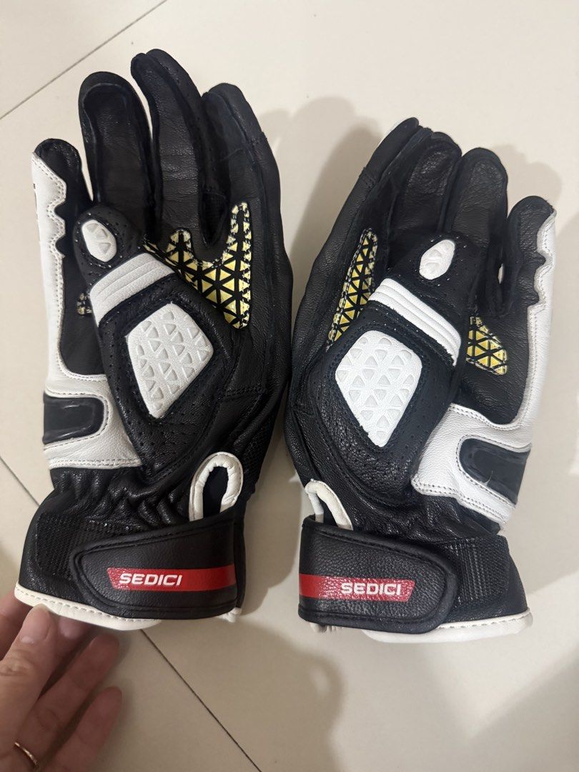 Rev it riding gloves (Category: Gloves) located in San Fernando. Submitted by ver0oooooo (Listing ID 1467156516, Image 2). Description: Medium .