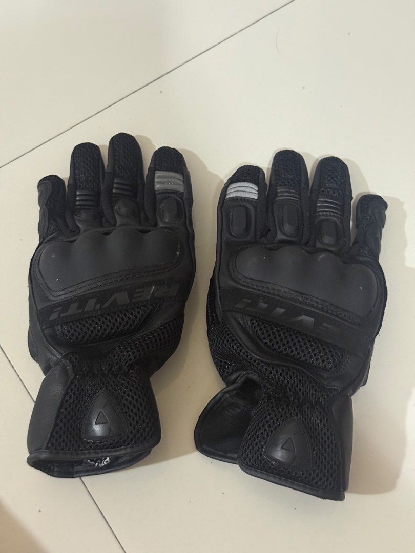 Rev it riding gloves (Category: Gloves) located in San Fernando. Submitted by ver0oooooo (Listing ID 1467156617, Image 1). Description: Medium.
