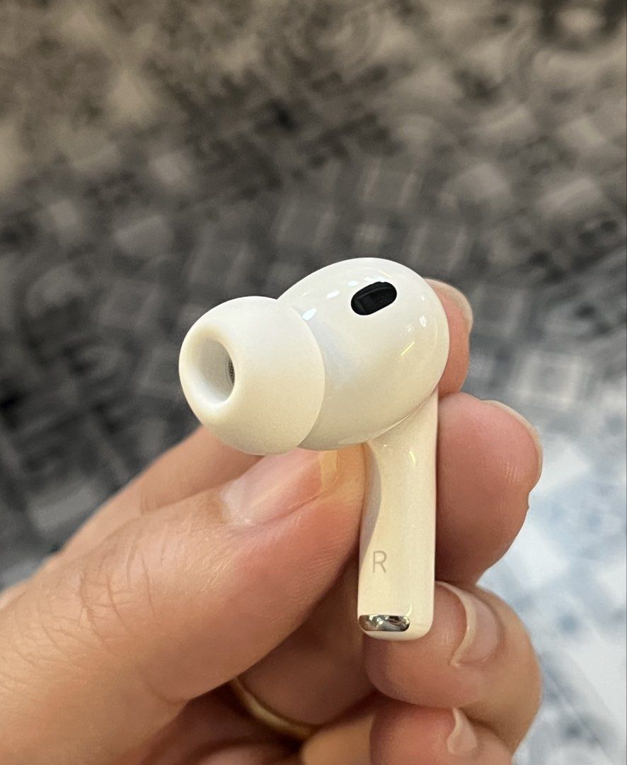 Right bud Airpods Pro 3 FIXED PRICE (Category: Earphones) located in Manila. Submitted by Thor1993 (Listing ID 1467068928, Image 1). Description: 3K LAST PRICE. PASS SA 2.5K OR LOWER OFFER. CHEAPEST PRICE NA TO SA MARKET. Rfs: Buy& Selling Note: Right bud only NO Case .Good condition .100% Original .No issue .Purchased from Taiwan Las Piñas area or Lalamove only NO COD/COP PAYMENT FIRST IF SHIPPING.