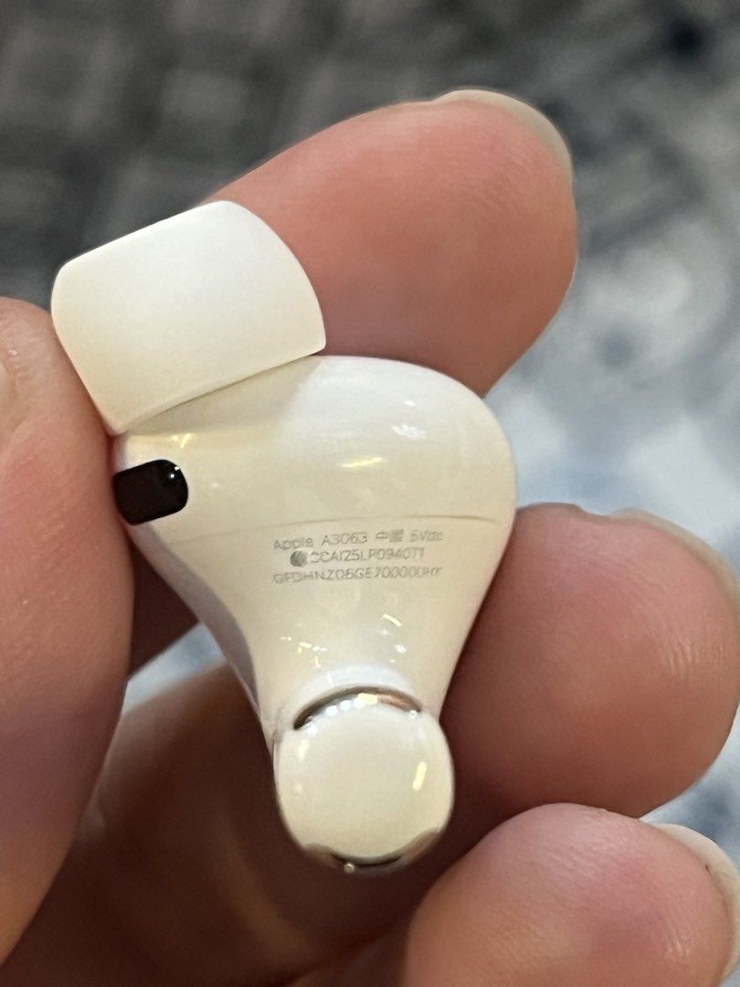 Right bud Airpods Pro 3 FIXED PRICE (Category: Earphones) located in Manila. Submitted by Thor1993 (Listing ID 1467068928, Image 3). Description: 3K LAST PRICE. PASS SA 2.5K OR LOWER OFFER. CHEAPEST PRICE NA TO SA MARKET. Rfs: Buy& Selling Note: Right bud only NO Case .Good condition .100% Original .No issue .Purchased from Taiwan Las Piñas area or Lalamove only NO COD/COP PAYMENT FIRST IF SHIPPING.