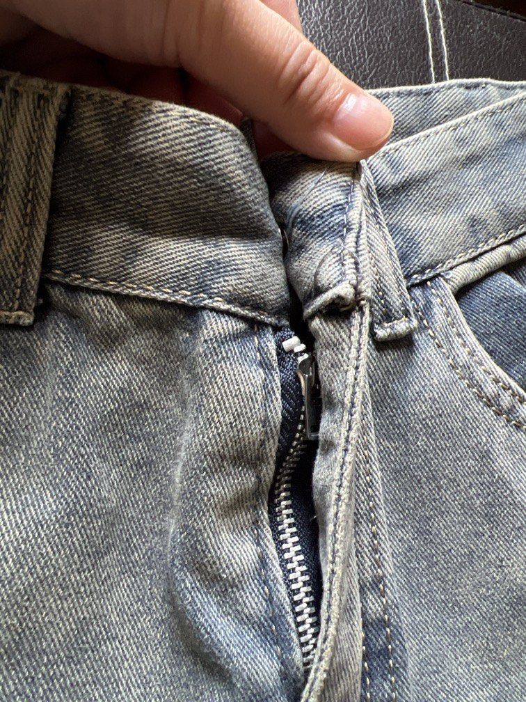 ripped vintage style jeans (Category: Jeans) located in Dagupan City. Submitted by go.kluttery (Listing ID 1467018624, Image 3). Description: Size 28 Length 38.