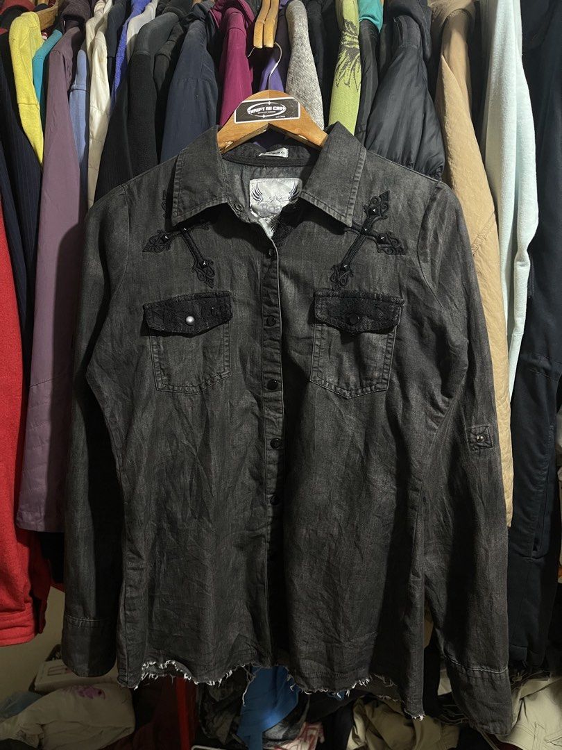 Roar Y2k Longsleeve (Category: Tshirts & Polo Shirts ) located in Cabuyao City. Submitted by jeirussamson897 (Listing ID 1467080829, Image 1). Description: Roar Y2k Longsleeve medium 20.5 width pit to pit 27 length asnew condition needwash 10/10 449+sf.