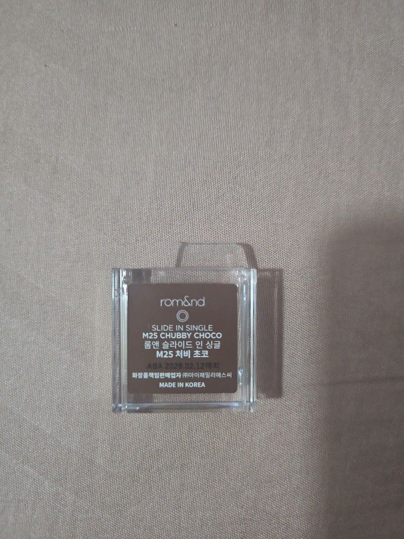 rom&nd Slide In Single M25 Chubby Choco (Category: Makeup) located in San Mateo. Submitted by kendracolls (Listing ID 1467075338, Image 2). Description: - Brand: Rom&nd Slide In Single Eyeshadow - Shade: M25 Chubby Choco (Rich brown for daily makeup) - Packaging: Clear square compact with a convenient slide cover - Portability: Compact size, ideal for travel and makeup pouches - Origin: Made in Korea - Expiration Date: 2028.02.12 - Condition: Bra