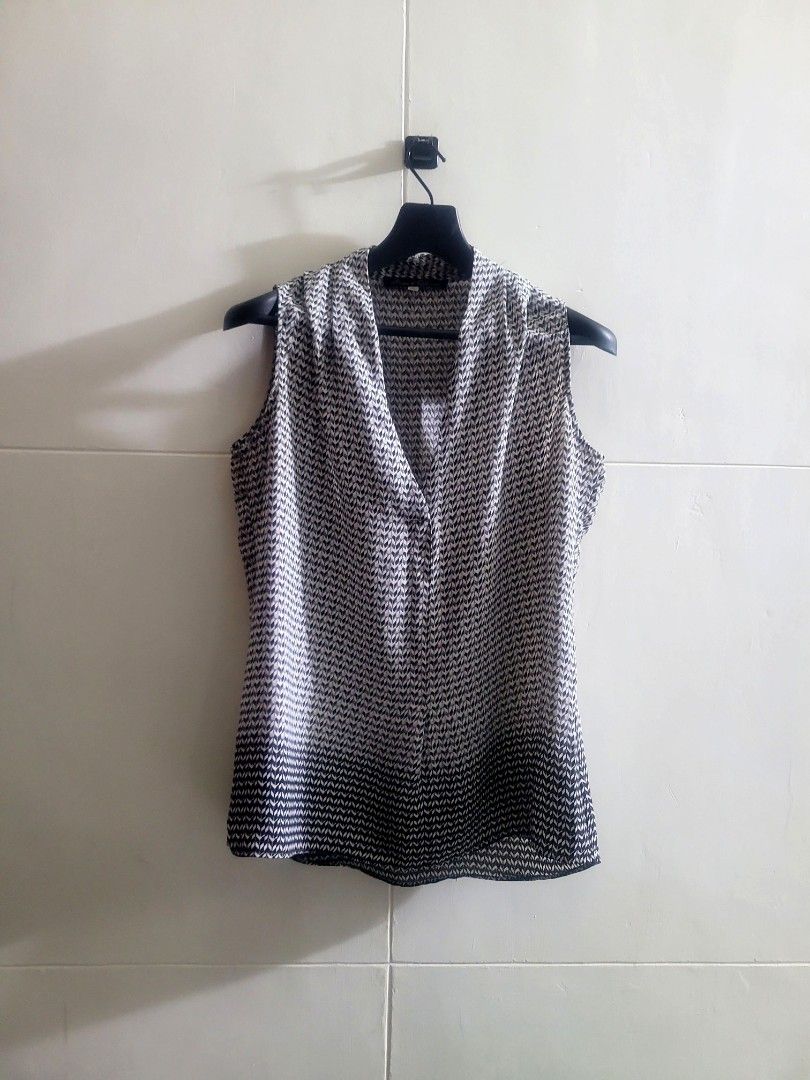 Rose & Olive Sleeveless (Category: Sleeveless) located in Los Banos. Submitted by lopecruz (Listing ID 1467091614, Image 1). Description: armpit: 21" length: 28" like new, no flaws M-L.