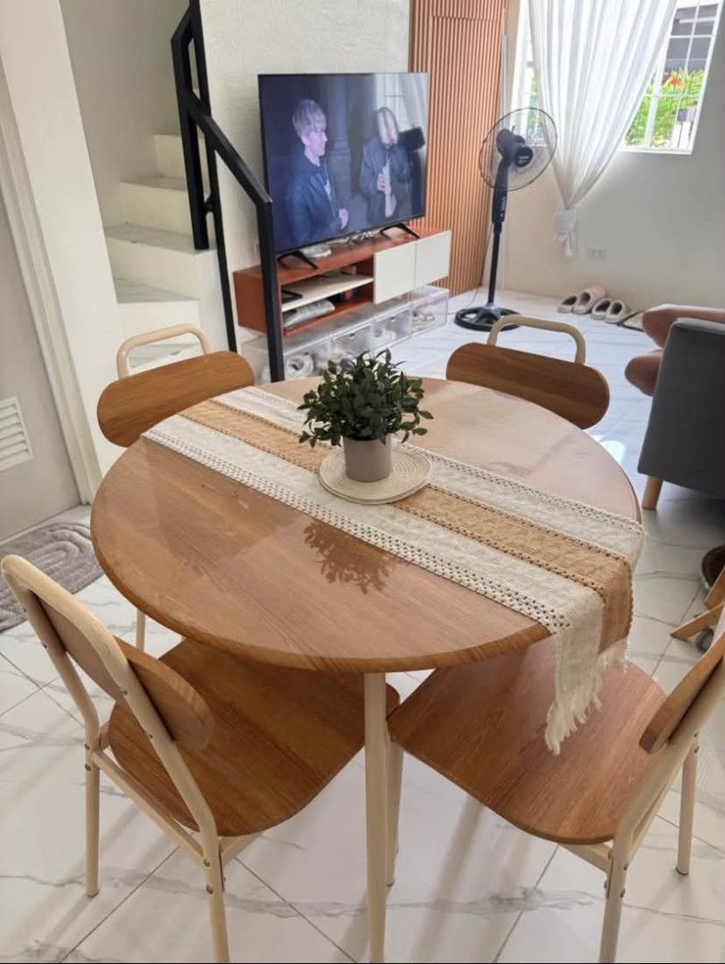 Round Dining (Category: Tables & Sets) located in Manila. Submitted by warmcrystal_e4d342 (Listing ID 1467090948, Image 1). Description: Round dining with chairs.