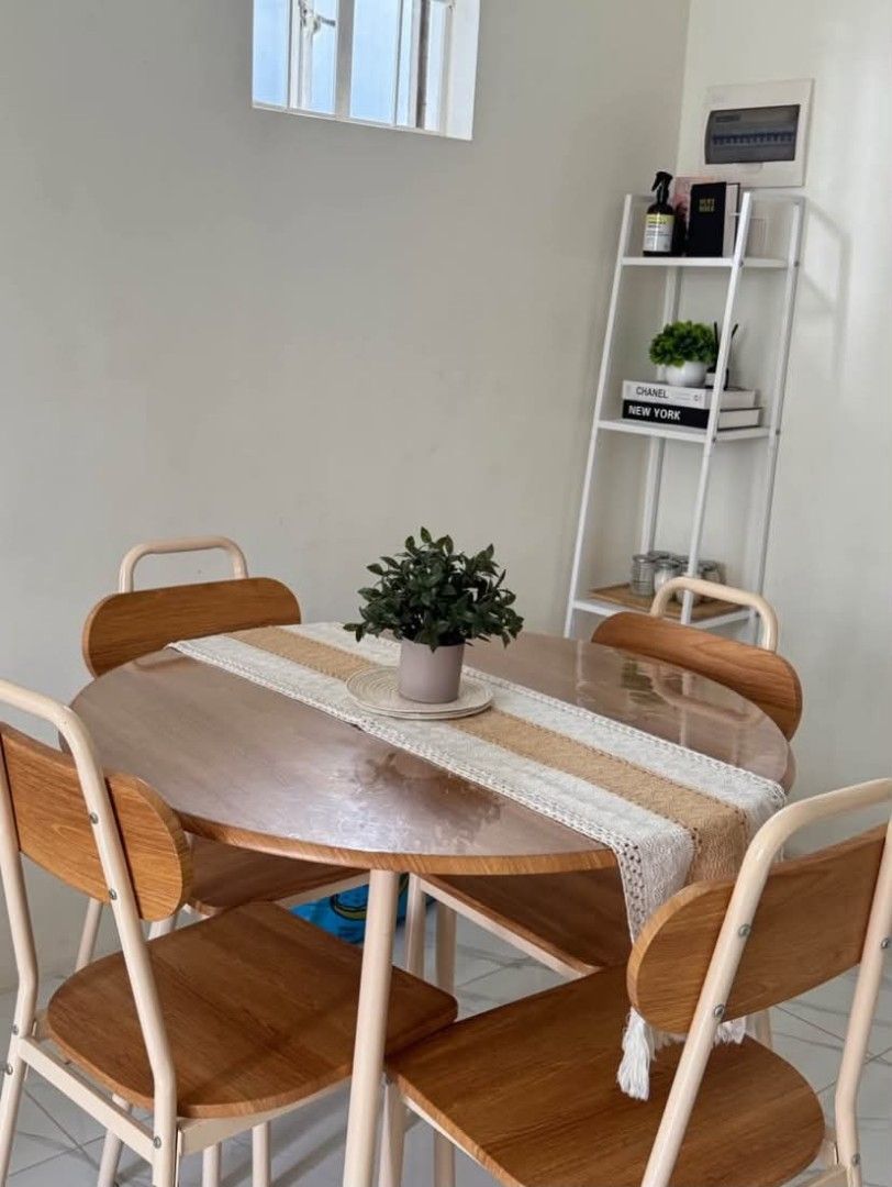 Round Dining (Category: Tables & Sets) located in Manila. Submitted by warmcrystal_e4d342 (Listing ID 1467090948, Image 3). Description: Round dining with chairs.