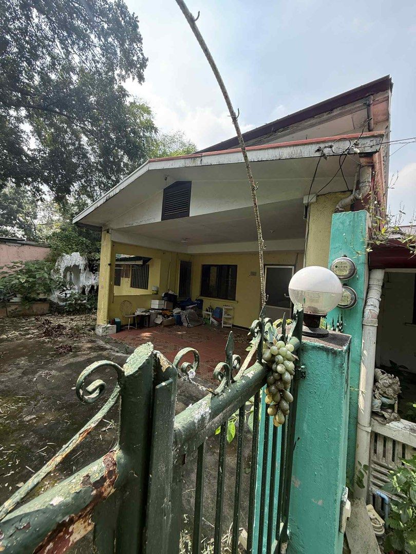 Row House Corner For Sale (END UNIT) (Category: House & Lot) located in Las Pinas. Submitted by mariafutalan510 (Listing ID 1467078374, Image 2). Description: Ayala Alabang Village District 2 - 2Storey Row House For Sale (End / Last / Dulo Unit) LA:165sqm 3Bedrooms 2Toilet and Bath 1Parking Slot (Street Parking) Selling Price: Php 24,000,000.00 Viewing: By Appointment.