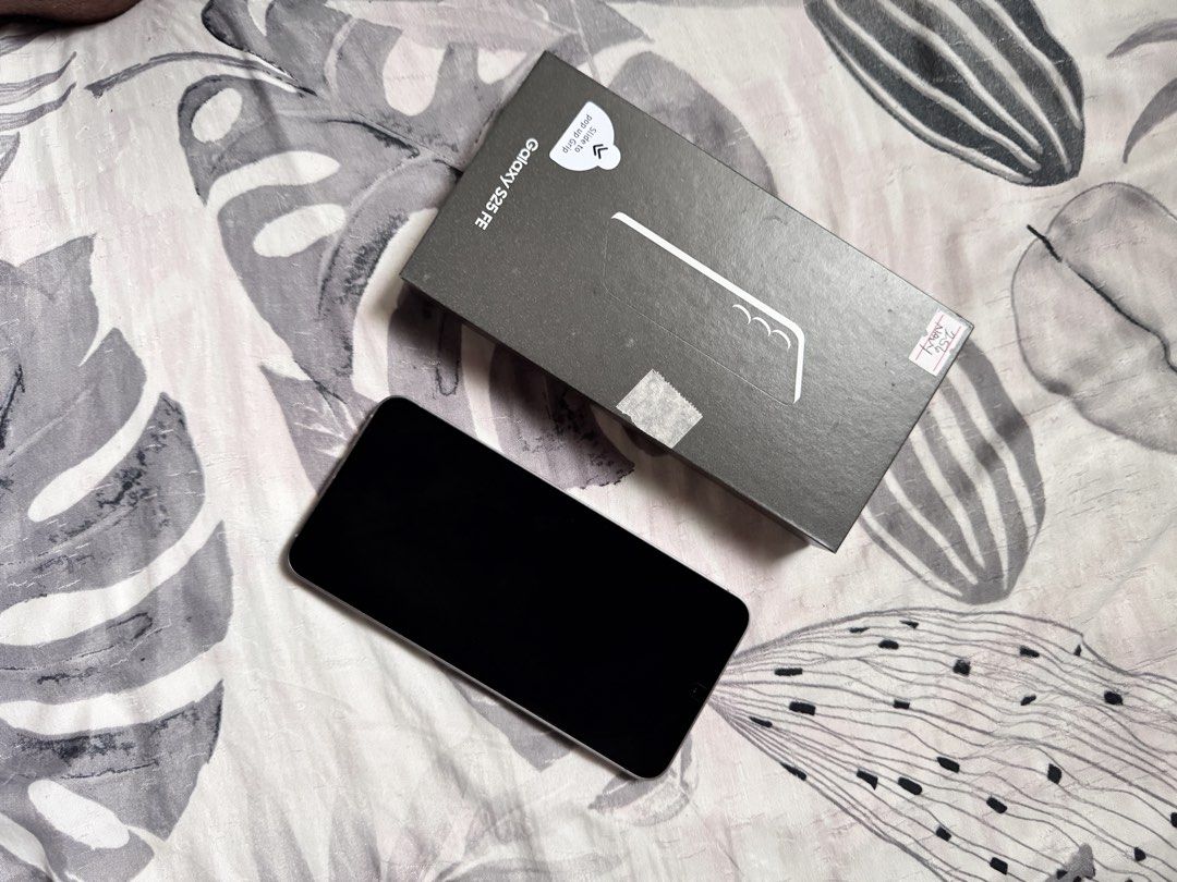 Samsung S25 FE 256GB Navy (Category: Samsung) located in Umingan. Submitted by kennedysonaco171 (Listing ID 1467167458, Image 2). Description: Comes with box, charger, cases, and screen protector. RFS: upgrade.