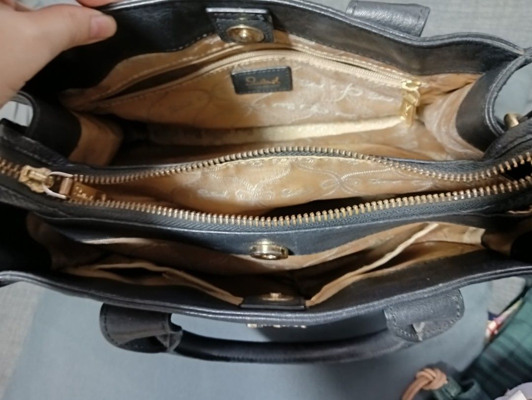 Salad Two Way Genuine Leather Bag (Category: Cross-body Bags) located in Hermosa. Submitted by chic2315 (Listing ID 1467068915, Image 3). Description: Salad two way genuine leather bag. Small to medium size. Good for work or office bag. This is a preloved items, so expect some signs of use. May maliliit na white spots sa likod ng bag, pero di naman halata. No major issues po. Nice in actual .