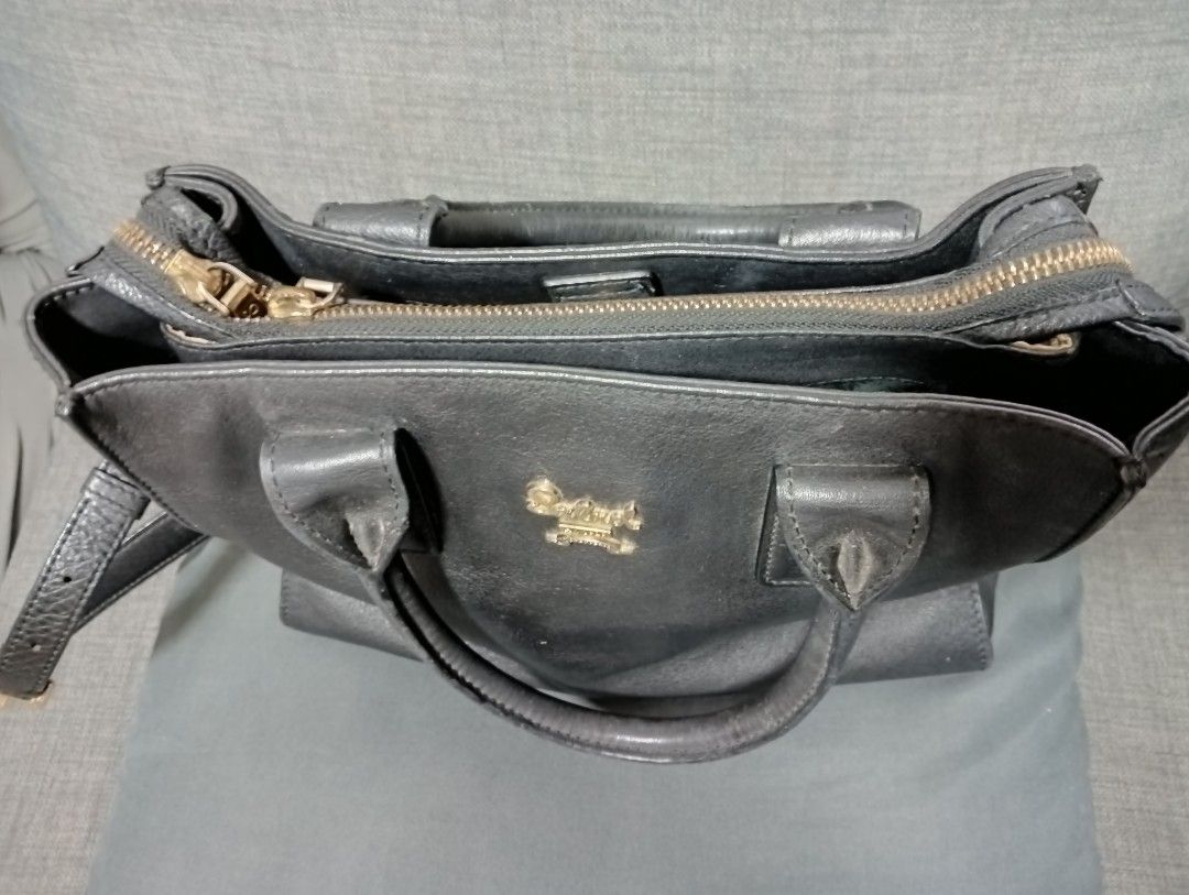 Salad Two Way Genuine Leather Bag (Category: Cross-body Bags) located in Hermosa. Submitted by chic2315 (Listing ID 1467068915, Image 2). Description: Salad two way genuine leather bag. Small to medium size. Good for work or office bag. This is a preloved items, so expect some signs of use. May maliliit na white spots sa likod ng bag, pero di naman halata. No major issues po. Nice in actual .