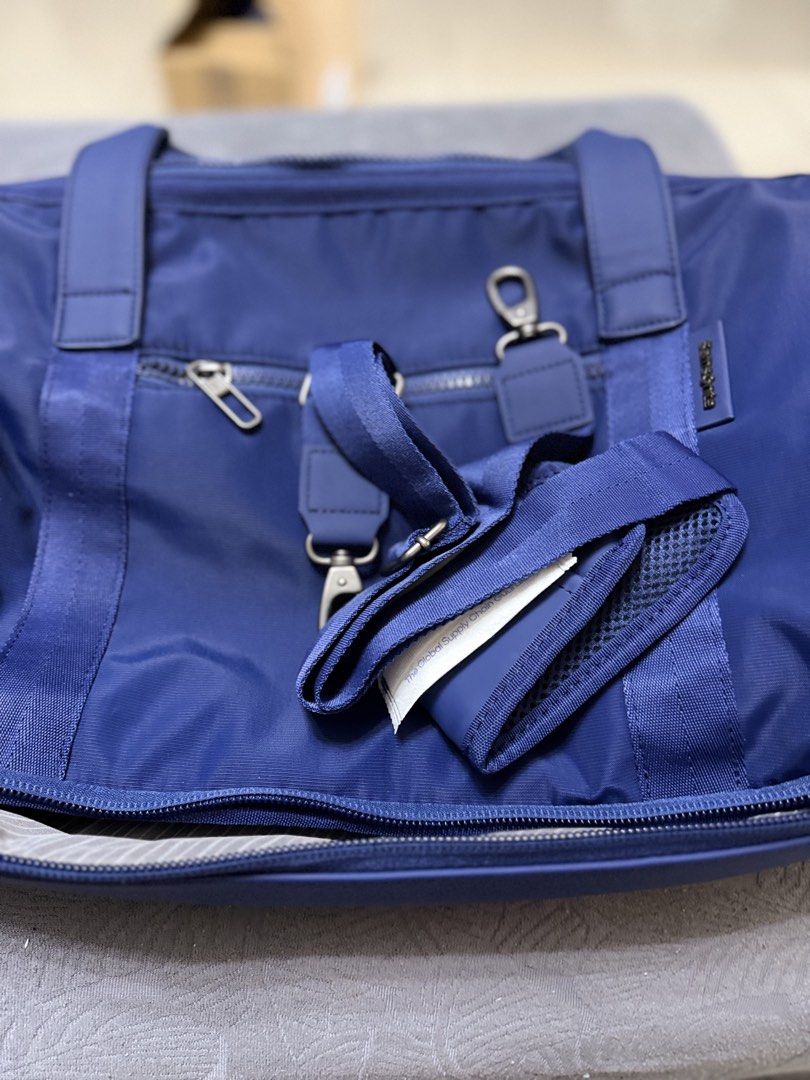 Samsonite Drop Bottom Weekender Bag Blue (Category: Sling Bags) located in Quezon City. Submitted by jamboreeee (Listing ID 1467074143, Image 3). Description: - Brand new removed tags - Vibrant blue color and durable nylon material built for travel - Drop-bottom compartment for extra packing space - Convenient dual top carry handles and included shoulder strap - Front zipper pocket for quick-access items SRP is 60$.