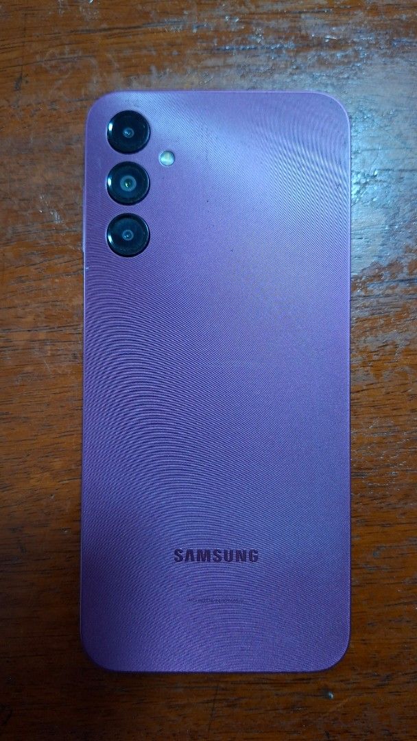 Samsung A14 (6/128) (Category: Samsung) located in Binan City. Submitted by bilinkona (Listing ID 1467055129, Image 3). Description: FOR SALE!! Samsung A14 ✅️ Unit & case only ✅️ 6/128 memory ✅️ Dual sim, both openline ✅️ Very minimal & light scratches, no dents ✅️ No performance issues - no lines, no black spots ❌️ Merong parang white dot. Not sure if amoled burn ang tawag. Check last picture. Nata-touch pa rin naman ung part na yun. Meet-ups in