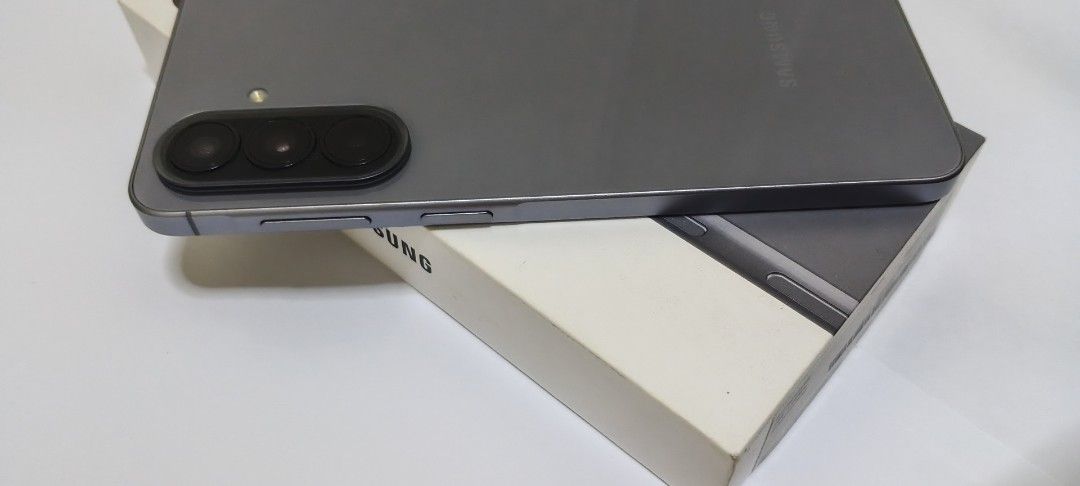 Samsung A57 5G (Category: Samsung) located in Caloocan City. Submitted by oddbird-348431 (Listing ID 1466984499, Image 3). Description: - Brand/Model: Samsung A57 5G - Color: Sleek Gray - Condition: Excellent, well-maintained weeks lang nagamit as back up phone tas natambak nalang. - Inclusions: Original box and accesories with fashionable phone case - Network: 5G ready -RFS: May bago ng phone - Meet-up Locations: SM Valenzuela, KFC Fatima, SM Gr