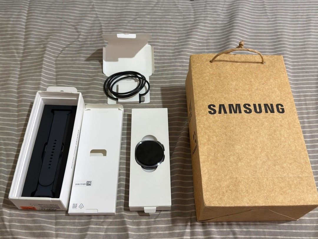 Samsung Galaxu 8 (44mm) (Category: Wearables & Smart Watches) located in Valenzuela. Submitted by ricocasilag (Listing ID 1467057305, Image 2). Description: samsung galaxy 8 44mm with box and charger preloved valenzuela area.