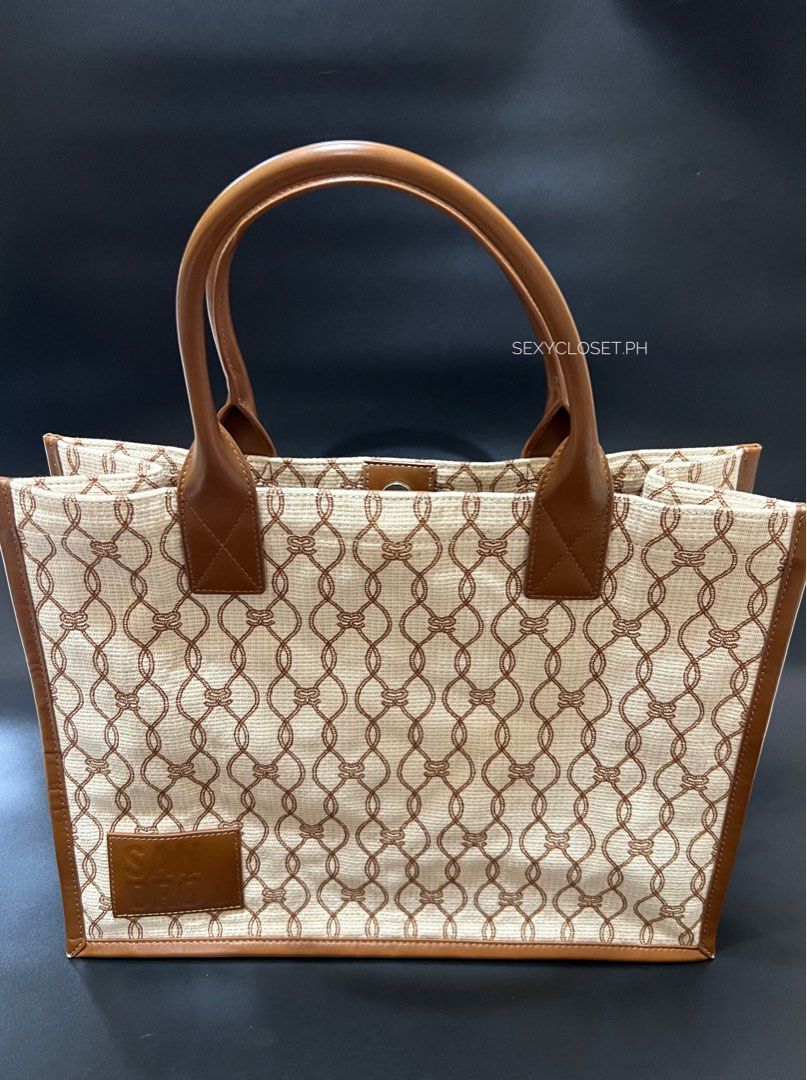 Sandro Canvas Tote Orig💯 (Category: Luxury Bags & Wallets) located in Cebu City. Submitted by sexyclosetph2.0 (Listing ID 1466971824, Image 1). Description: Orig💯 Rank A Like new condition Embroidered logos Fits laptop If you need GO TO bag this is for you! Nice for the beach or travels Very expensive in the market around ₱29k pa Large size Crisp condition No issues at all!.