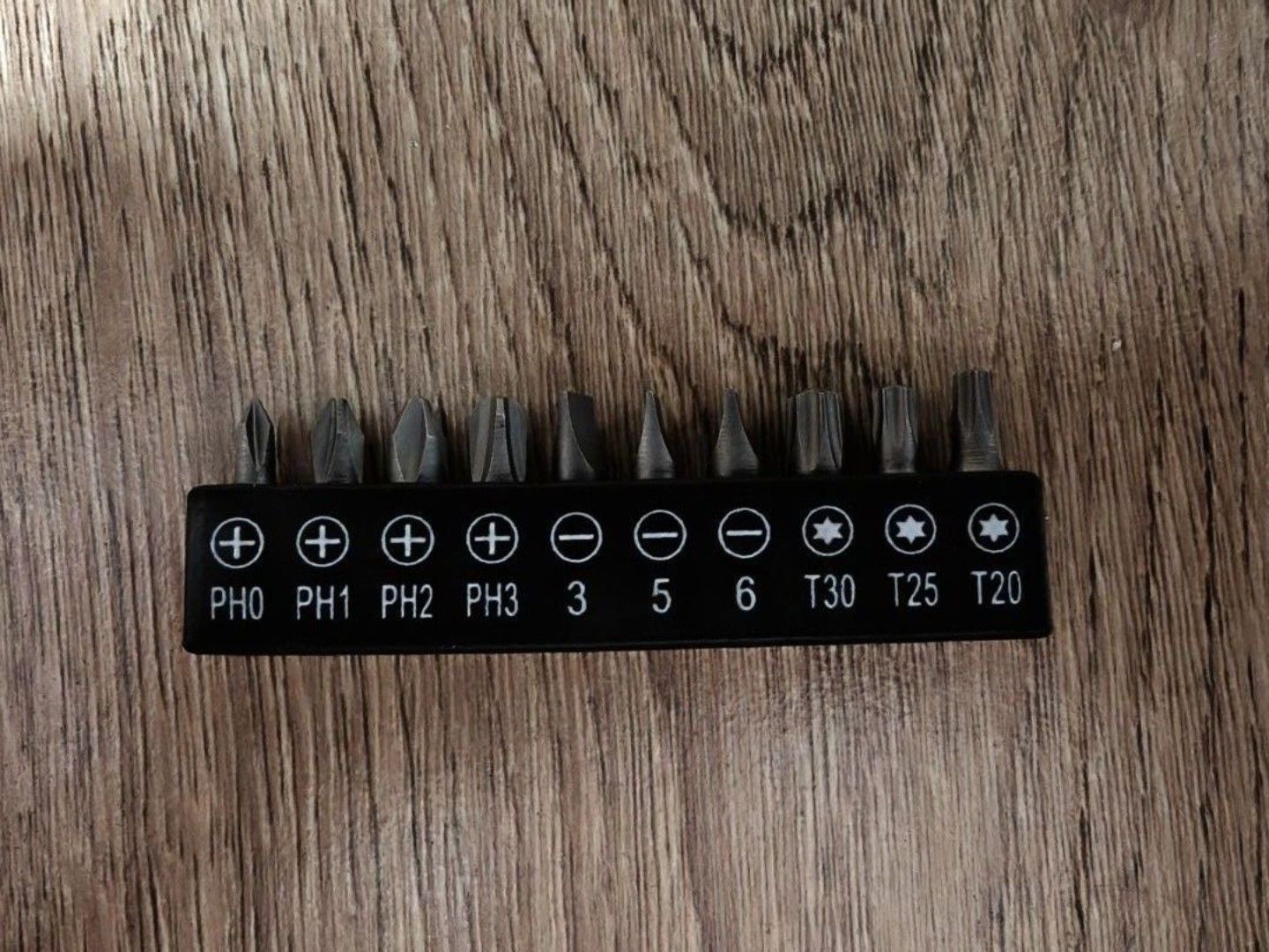 Screw Bits (Category: Home Improvement Tools & Accessories) located in Singapore. Submitted by luckydog.10e4b5 (Listing ID 1467062869, Image 1). Description: Brand new.