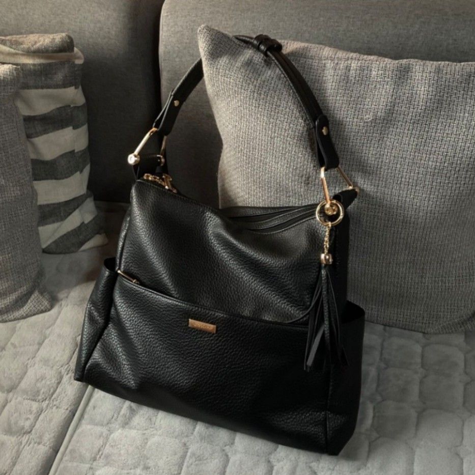 secosana shoulder bag (Category: Shoulder Bags) located in Villasis. Submitted by aevst (Listing ID 1466342464, Image 1). Description: — super linis — can fit 11.5' tab and ipad air 5 — good for everyday use — with detachable strap — price still nego.