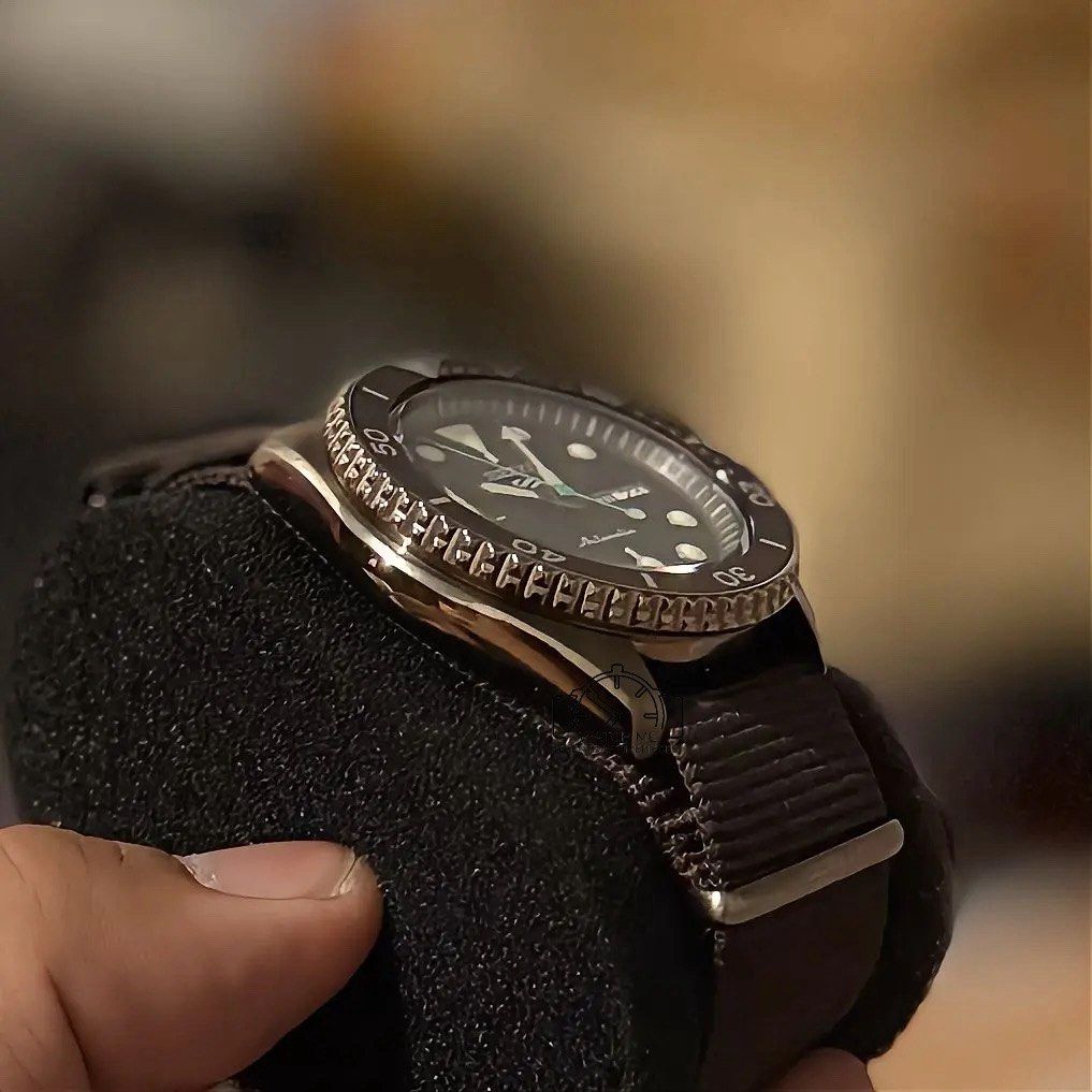 SEIKO SRPD85 - choco dial (Category: Men's Watches) located in Manila. Submitted by watchme_everydaytimepieces (Listing ID 1467117354, Image 1). Description: Seiko 5 Sports (Ref. SRPD85) – Textured Choco Dial 🤎☕ Looking for a versatile daily driver with a unique twist? This piece features a stunning, chocolate-brown textured dial paired with bronze-tone accents and a rugged build. It brings military-inspired utility together with a warm, earthy 