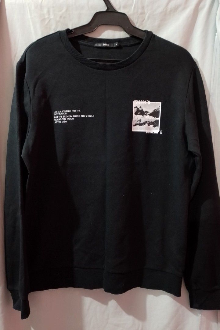 Semir Black Graphic Sweatshirt (Category: Coats, Jackets and Outerwear) located in Manila. Submitted by nievesolanna (Listing ID 1467032040, Image 1). Description: ribbed at malambot ang fabric. presko kahit sweatshirt. no issues. like new. 150 PESOS LOC: SAMPALOC, MANILA .