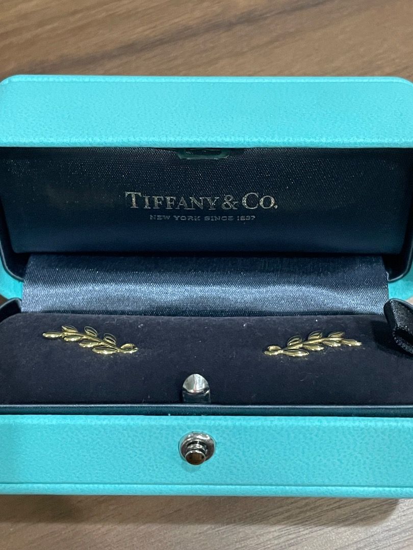 Authentic Tiffany and co. Set earring and necklace (Category: Luxury Accessories) located in Quezon City. Submitted by yenggaytot76 (Listing ID 1467099547, Image 1). Description: - Complete matching jewellery set: 1 necklace and 2 climber earrings - Design: Sparkling 18k yellow gold Paloma Picasso olive leaf climber earrings and necklace - Packaging: Includes original tiffany branded box with pouch and paper bag - Condition: Clean, flawless with 
