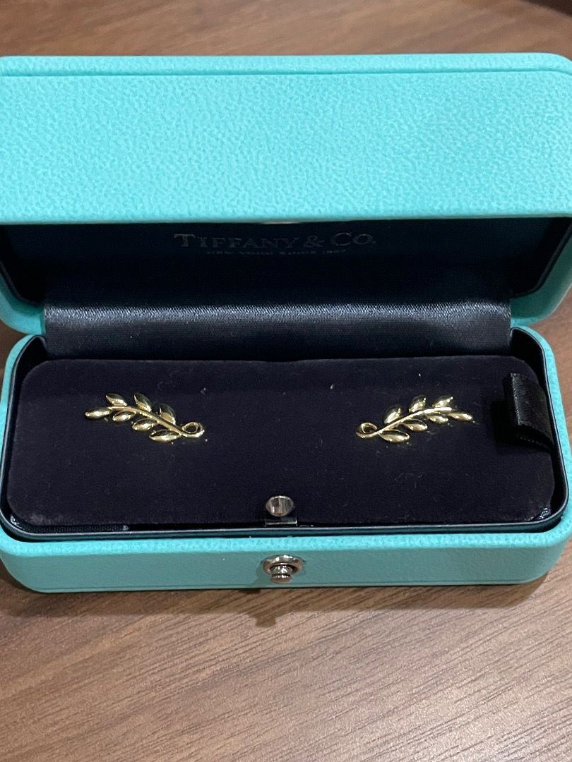 Authentic Tiffany and co. Set earring and necklace (Category: Luxury Accessories) located in Quezon City. Submitted by yenggaytot76 (Listing ID 1467099547, Image 2). Description: - Complete matching jewellery set: 1 necklace and 2 climber earrings - Design: Sparkling 18k yellow gold Paloma Picasso olive leaf climber earrings and necklace - Packaging: Includes original tiffany branded box with pouch and paper bag - Condition: Clean, flawless with 