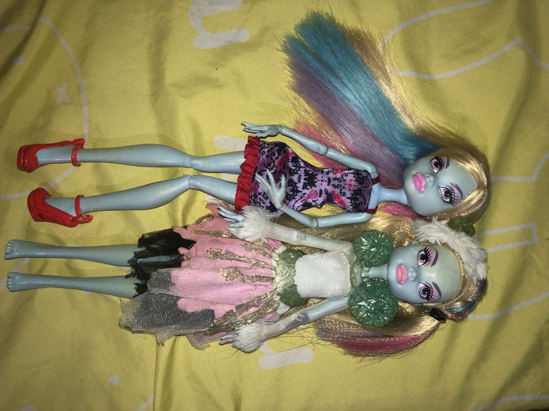 SET monster high dolls abbey (Category: Figurines & Statues) located in Quezon City. Submitted by 4bbeydiv4 (Listing ID 1467106340, Image 1). Description: scaris and ghouls rule scaris -soft hair -may cut sa hair pero unnoticeable pag naka lugay or ponytail -broken ball join sa arm but tight if naka insert -stain sa feet and dirty arms and hands (removable pa ata) -as is ghouls rule -crack neck ( goods pa still holds pa yung peg ) -resewed dress 