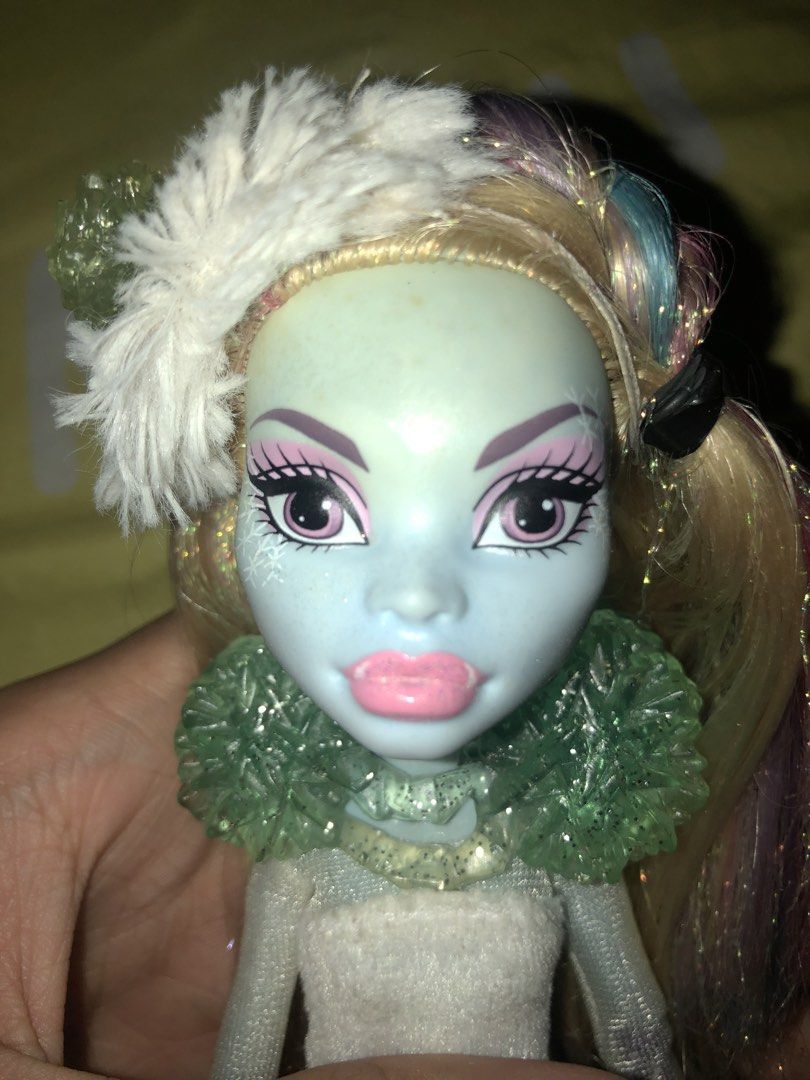 SET monster high dolls abbey (Category: Figurines & Statues) located in Quezon City. Submitted by 4bbeydiv4 (Listing ID 1467106340, Image 3). Description: scaris and ghouls rule scaris -soft hair -may cut sa hair pero unnoticeable pag naka lugay or ponytail -broken ball join sa arm but tight if naka insert -stain sa feet and dirty arms and hands (removable pa ata) -as is ghouls rule -crack neck ( goods pa still holds pa yung peg ) -resewed dress 
