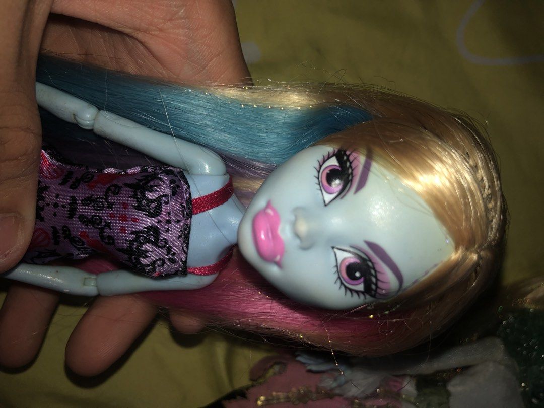 SET monster high dolls abbey (Category: Figurines & Statues) located in Quezon City. Submitted by 4bbeydiv4 (Listing ID 1467106340, Image 2). Description: scaris and ghouls rule scaris -soft hair -may cut sa hair pero unnoticeable pag naka lugay or ponytail -broken ball join sa arm but tight if naka insert -stain sa feet and dirty arms and hands (removable pa ata) -as is ghouls rule -crack neck ( goods pa still holds pa yung peg ) -resewed dress 