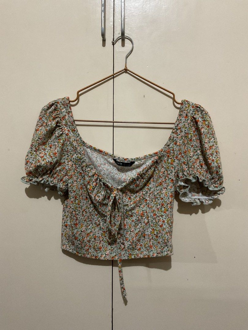 SHEIN Floral Crop Top (Category: Blouses) located in Makati City. Submitted by style.preloved (Listing ID 1467151874, Image 1). Description: .