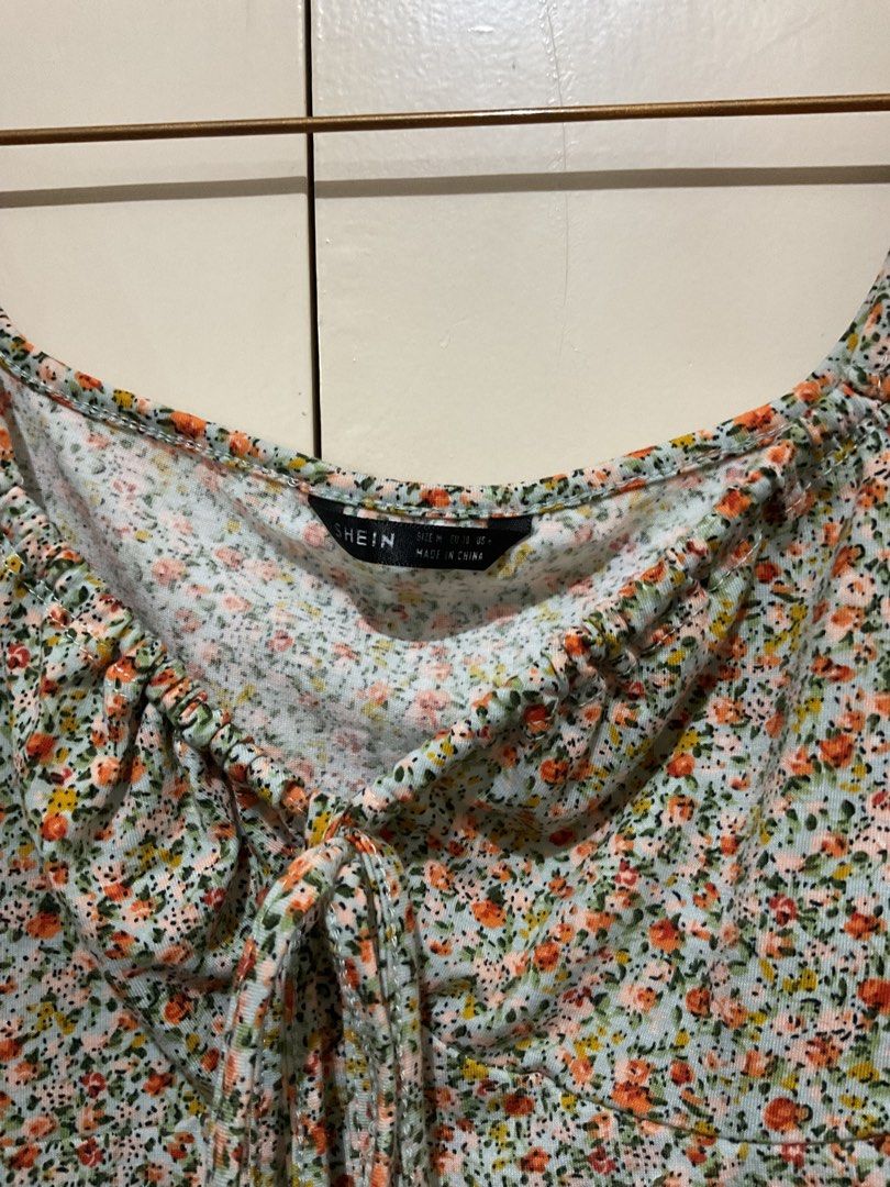 SHEIN Floral Crop Top (Category: Blouses) located in Makati City. Submitted by style.preloved (Listing ID 1467151874, Image 2). Description: .