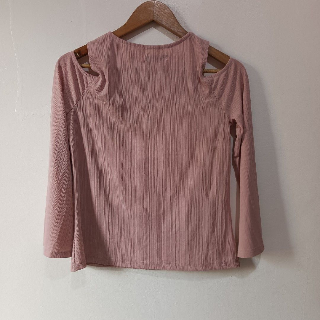 SHEIN Pink Cold-Shoulder Long-Sleeve Top | M (Category: Longsleeves) located in Subic. Submitted by mustardt_ (Listing ID 1467025568, Image 3). Description: ‎A dusty rose / muted pink long-sleeve top featuring cut-out cold-shoulder details, a crew neckline, and vertical ribbed/crinkled texture fabric. ‎size: 17in x 22.5in code: c816.