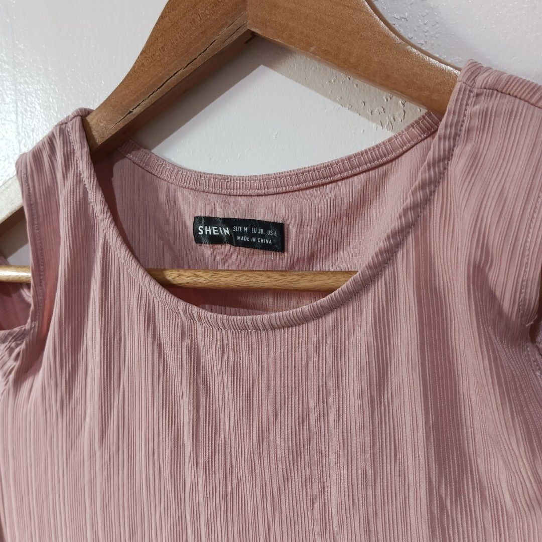 SHEIN Pink Cold-Shoulder Long-Sleeve Top | M (Category: Longsleeves) located in Subic. Submitted by mustardt_ (Listing ID 1467025568, Image 2). Description: ‎A dusty rose / muted pink long-sleeve top featuring cut-out cold-shoulder details, a crew neckline, and vertical ribbed/crinkled texture fabric. ‎size: 17in x 22.5in code: c816.