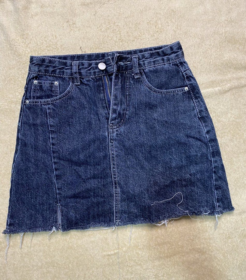 Shorts & Skirts ₱50 each (Category: Skirts) located in Makati City. Submitted by irica.tree (Listing ID 1467052525, Image 3). Description: PRELOVED!! Shorts & Skirts size 25-26 💃 ₱50 each only 📍Makati City (SP shoulder by buyer) .