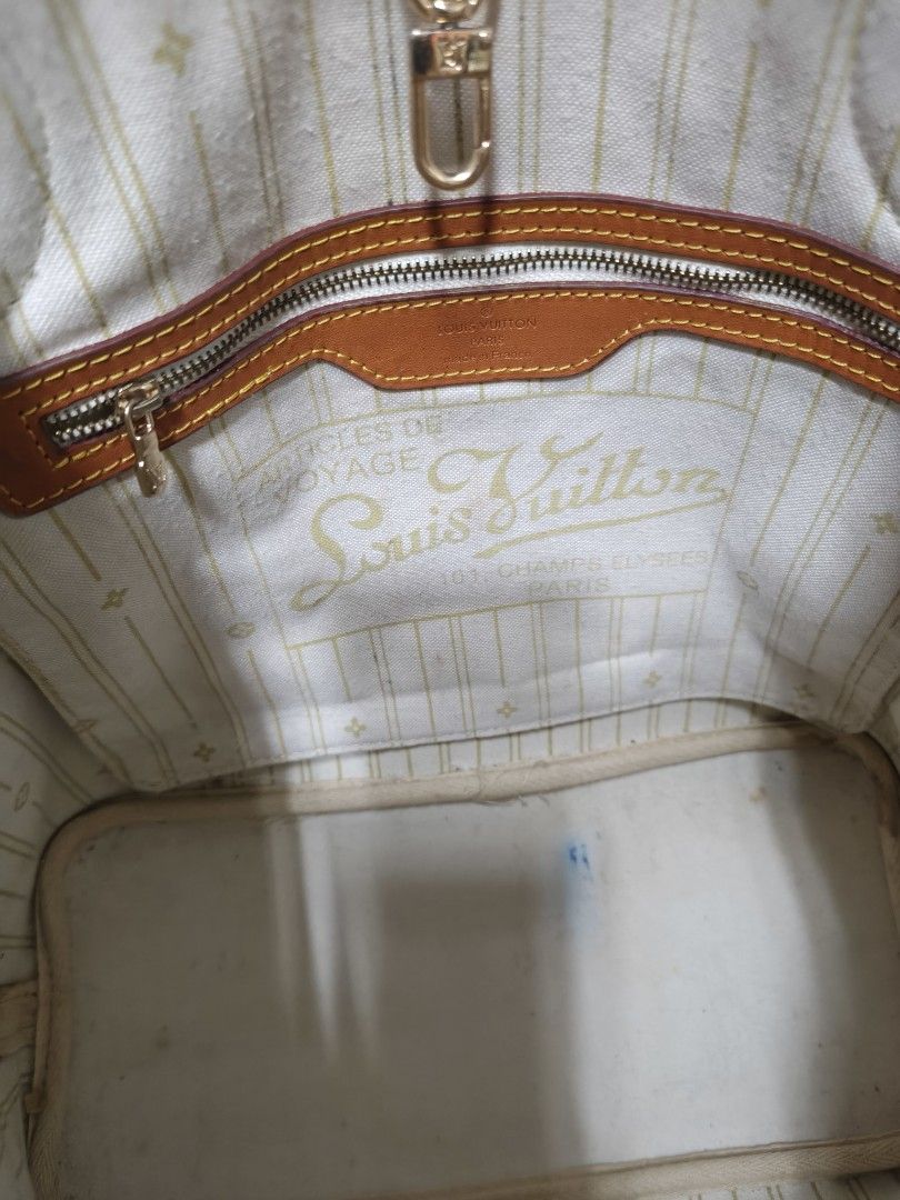 Shoulder bag (Category: Shoulder Bags) located in Quezon City. Submitted by glitz4chix (Listing ID 1466976452, Image 3). Description: .