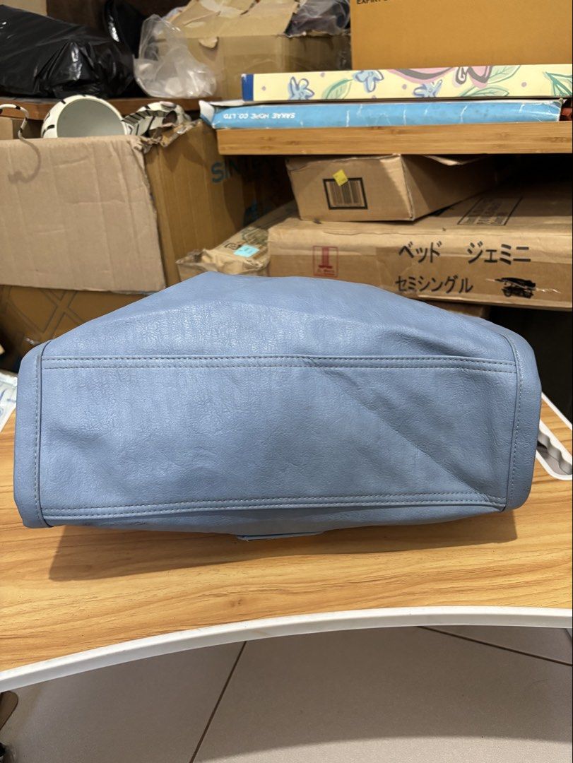 Shoulder bag (Category: Shoulder Bags) located in Calamba. Submitted by alnsurplus.028 (Listing ID 1467002488, Image 2). Description: Shoulder bag Like new May minimal stain di halata po pm nalang We ship nationwide Loc: Calamba, Laguna .