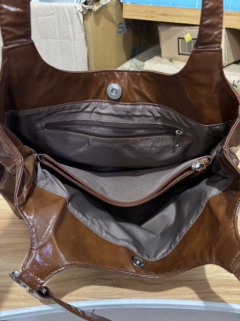 Shoulder bag (Category: Shoulder Bags) located in Calamba. Submitted by alnsurplus.028 (Listing ID 1467033440, Image 3). Description: Like new condition almost new pa No issue Japan source We ship nationwide Loc: Calamba, Laguna .
