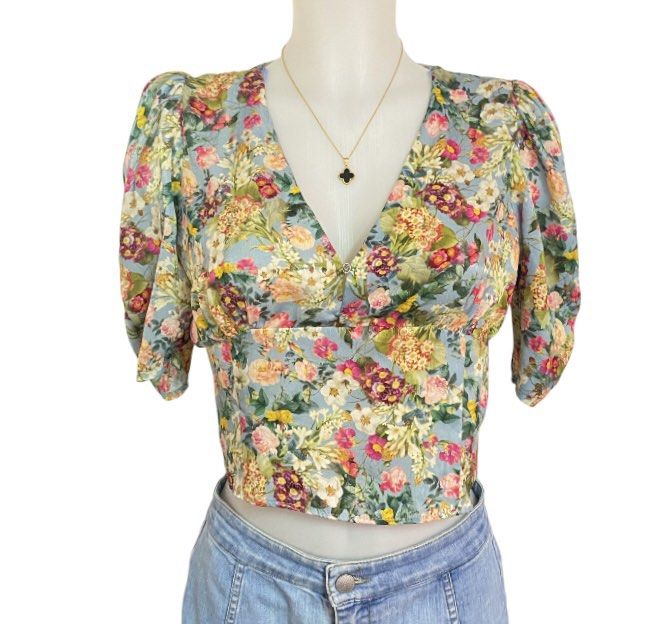 Silk type puff crop top (Category: Blouses) located in Cebu City. Submitted by prelovedbygaely (Listing ID 1467056632, Image 1). Description: S-M w/ side zipper.