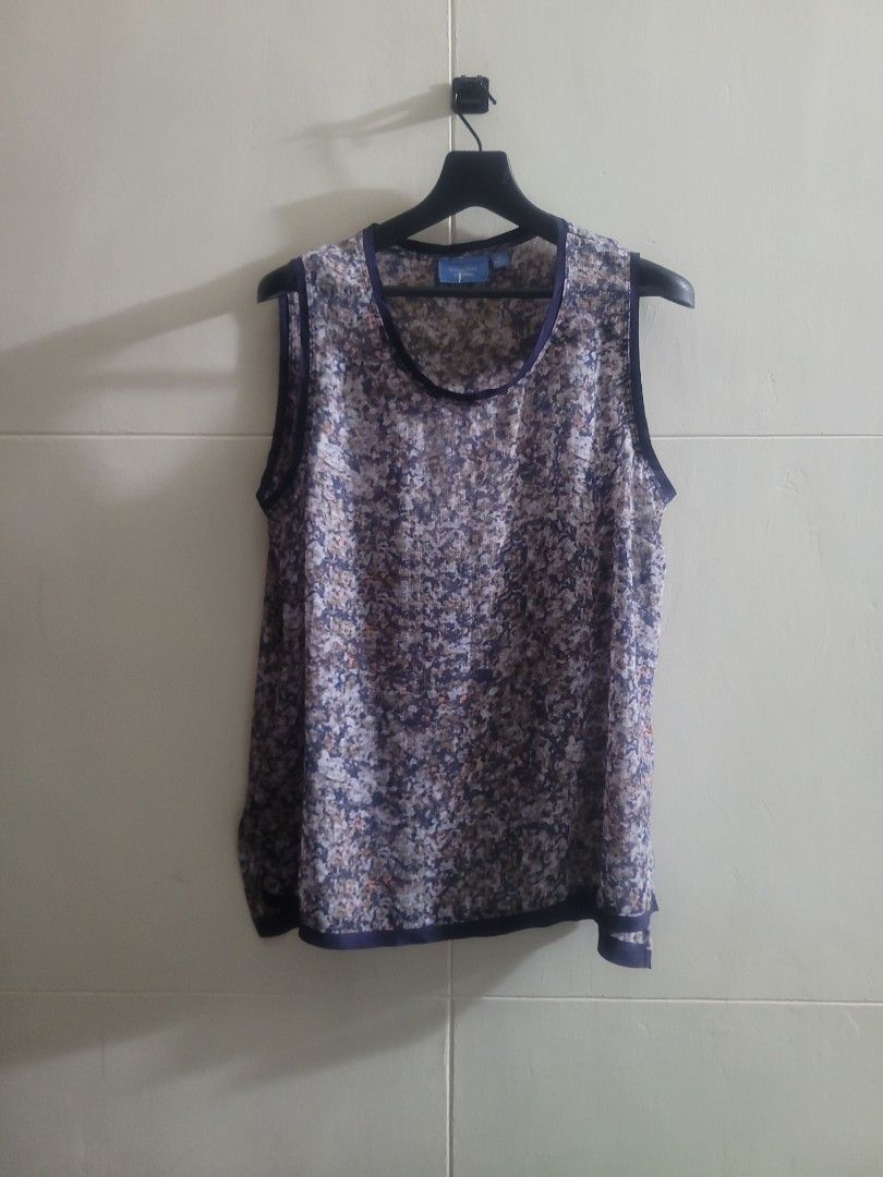 Simply Vera Wang Floral Top (Category: Blouses) located in Los Banos. Submitted by lopecruz (Listing ID 1467079716, Image 1). Description: armpit:23" length:26" like new, no flaws Large to XL.
