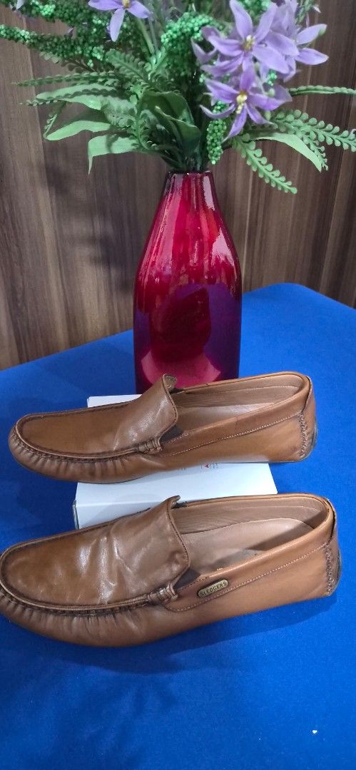 Sledgers Leather Loafers Brown Size 43 (Category: Dress Shoes) located in Manila. Submitted by pixiedachi (Listing ID 1467022571, Image 2). Description: - Brand: Sledgers - Color: Brown - Material: Genuine Leather - Size: 43 (Made in Turkey) - Style: Slip-on with side elastic inserts for easy wear - Details: Metal branding logo on the side - Inclusion: Original box included - Condition: Soles show minor wear from trying on or light usage.