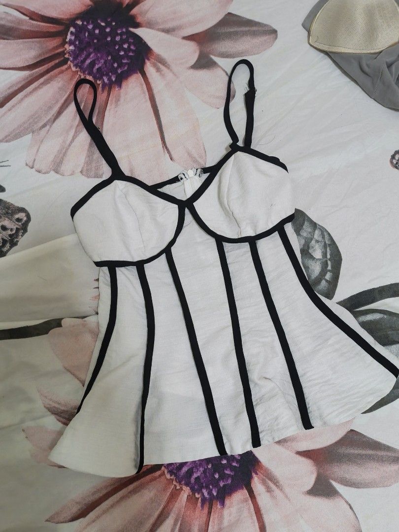 Sleeveless Cami Top White Black (Category: Sleeveless) located in Maragondon. Submitted by wynne.picks (Listing ID 1467142266, Image 1). Description: SheIn brand small to med.