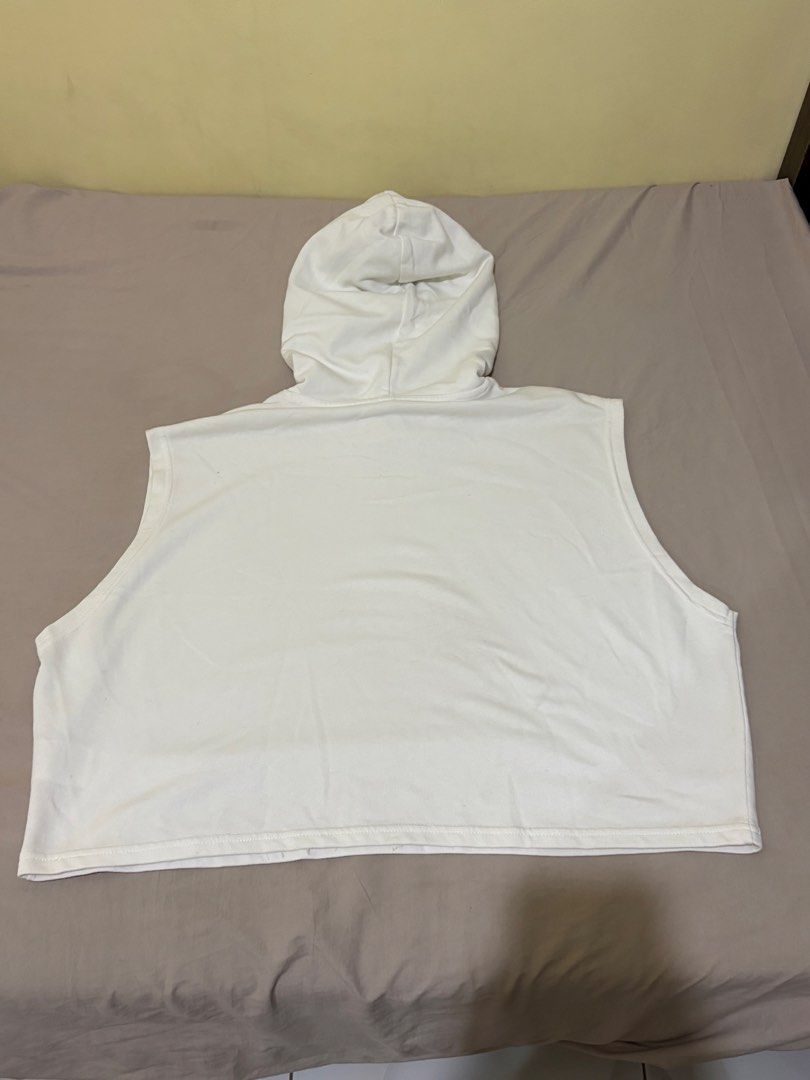 Sleeveless Hoodie (Category: Activewear) located in Angeles City. Submitted by cocoblitz786 (Listing ID 1467032488, Image 2). Description: Used once Size Medium on tag Dm for dimes and measurements No issue/s.