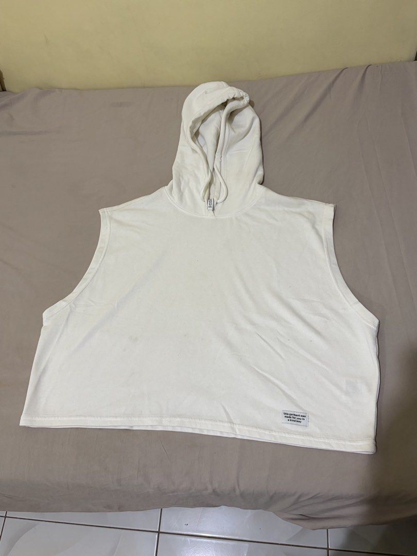 Sleeveless Hoodie (Category: Activewear) located in Angeles City. Submitted by cocoblitz786 (Listing ID 1467032488, Image 1). Description: Used once Size Medium on tag Dm for dimes and measurements No issue/s.
