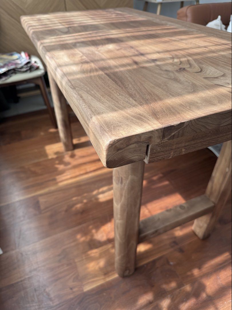 Solid wood dining table （分類：桌子）位於 Hong Kong。 由 dvh4w7rgcj 提交（商品編號 1466986986，圖片 2）。簡介： Solid wood dining table with natural grain patterns and rich brown tones. Rectangular top and sturdy block legs. Measures a generous size for family meals or workspace setups. Natural wood knots and variations visible across the surface. Requires pickup around central area or delivery via gogovan (paid by buyer) Size: 120cm x 60cm x 75cm。