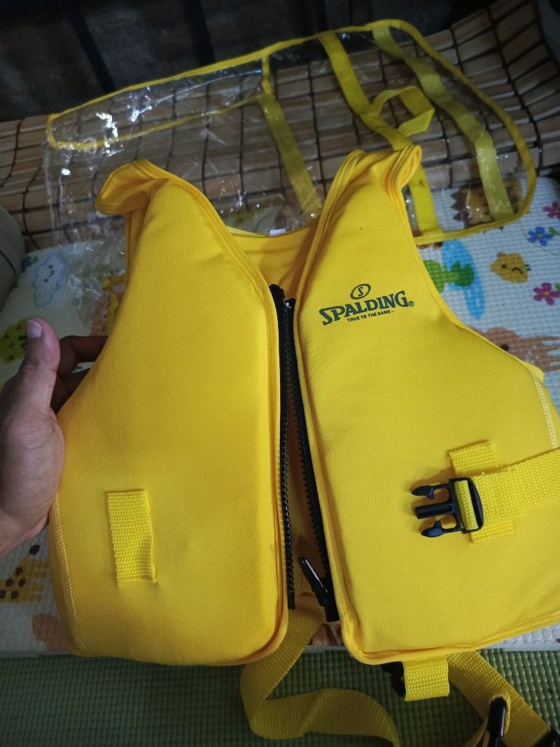 Spalding Floating Vest Size M SPS-1301 (Category: Vests) located in Irosin. Submitted by whanchore55263 (Listing ID 1467106322, Image 3). Description: - Brand: Spalding (Model SPS-1301) - Color: High-visibility bright yellow - Size: Medium (suits 120cm height, up to 18kg buoyancy support) - Fit & Safety: Front zipper closure with adjustable waist and secure crotch straps - Inclusion: Comes with original clear plastic storage bag with carrying han