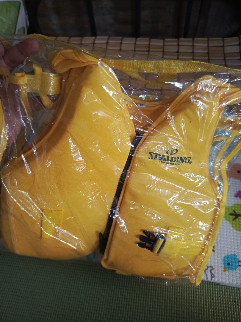 Spalding Floating Vest Size M SPS-1301 (Category: Vests) located in Irosin. Submitted by whanchore55263 (Listing ID 1467106322, Image 1). Description: - Brand: Spalding (Model SPS-1301) - Color: High-visibility bright yellow - Size: Medium (suits 120cm height, up to 18kg buoyancy support) - Fit & Safety: Front zipper closure with adjustable waist and secure crotch straps - Inclusion: Comes with original clear plastic storage bag with carrying han
