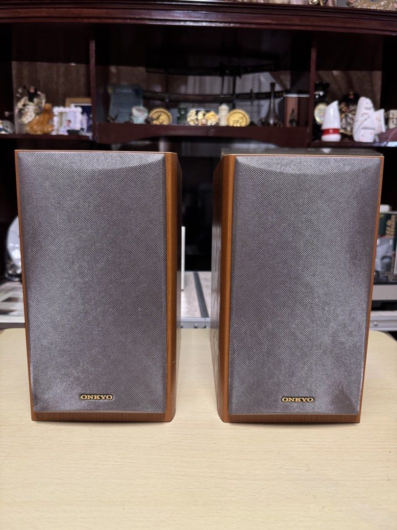 Speaker Onkyo D-V77 (2-way) (Category: Soundbars, Speakers & Amplifiers) located in Antipolo. Submitted by deanaudioguy02 (Listing ID 1467024261, Image 1). Description: 📍Masinag, Antipolo City DeanAudioGuy ❗️ DeanVinatgeAudiophile 🎚️🔈🎶💓 Speaker Onkyo D-V77 (2-way) Price: 2500 Pesos NEGOTIABLE Cosmetics : 8/10 The image shows a pair of Onkyo D-V77 2-way bass-reflex bookshelf speakers featuring wood-grain finish cabinets and distinctive “D-V77